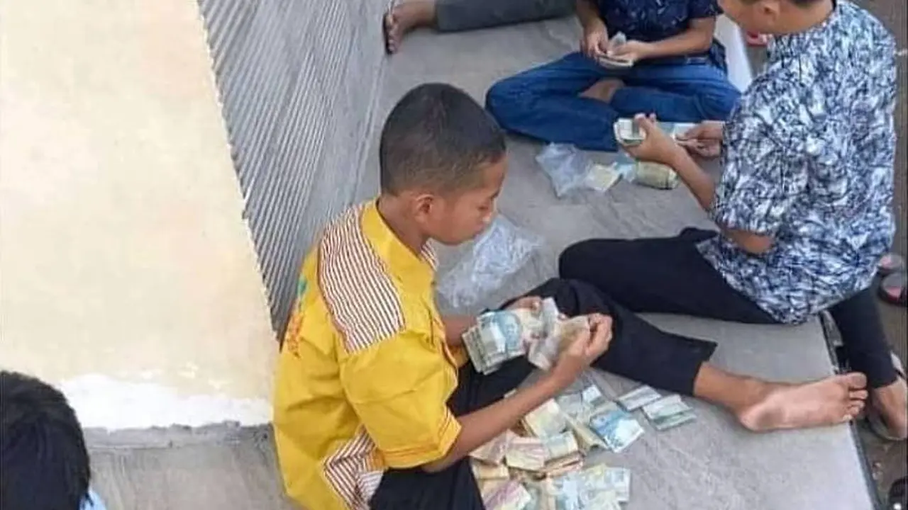 8 Potret Nyeleneh Bocah Ketika Lebaran, Panen Uang THR