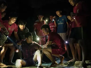 Gambar yang di upload Netflix Indonesia menampilkan adegan tim sepak bola junior dan pelatihnya saat terjebak di Gua Tham Luang Nang Non, Provinsi Chiang Rai, Thailand Utara. Serial Thai Cave Rescue menceritakan tentang misi penyelamatan tim sepak bola junior Wild Boars dan asisten pelatih mereka, Coach Eak yang terjebak di dalam Gua Tham Luang. (Instagram/@netflixid)