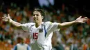 Milan Baros menjadi bintang Republik Ceska di Piala Eropa 2004. Baros mencetak 5 gol dan meraih sepatu emas, sayangnya Republik Ceska kandas di semifinal. (www.squawka.com)