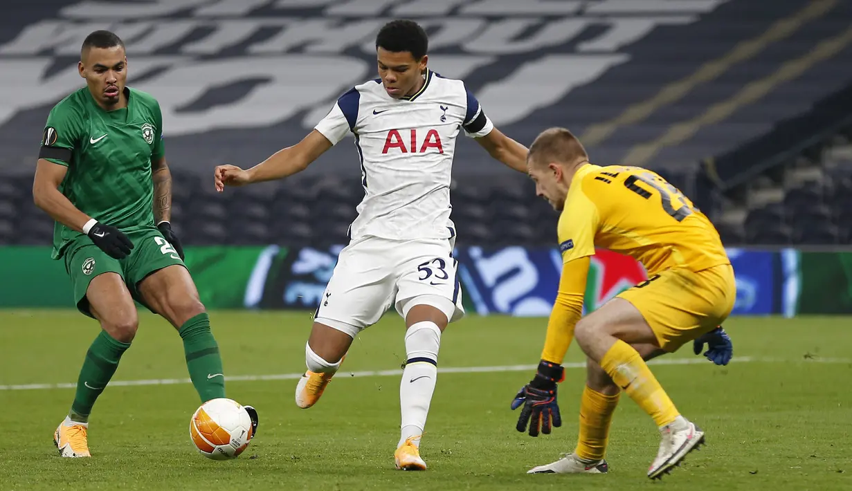 Gelandang Tottenham, Harvey White, berusaha mencetak gol ke gawang Ludogorets pada laga lanjutan Grup J Liga Europa di Tottenham Hotspur Stadium, Jumat (27/11/2020) dini hari WIB. Tottenham menang 4-0 atas Ludogorets. (AFP/Ian Kington/pool)