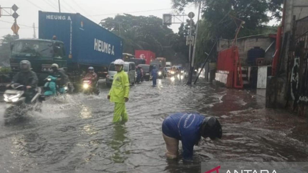 Antisipasi Cuaca Ekstrem, Pemkot Jakbar Aktifkan Posko Siaga Bencana Jakarta Barat