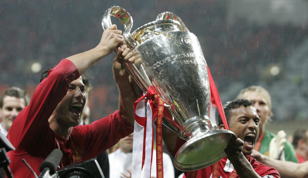 Trofi Liga Champions pertama. Cristiano Ronaldo meraih trofi Liga Champions pertamanya bersama Manchester United di musim 2007/2008 saat menang adu penalti 6-5 (1-1) atas Chelsea, 21 Mei 2008. Cristiano Ronaldo mencetak gol di waktu normal, namun gagal di adu penalti. (Foto: AFP/Paul Ellis)