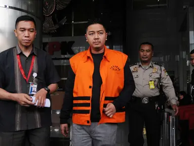 Wali Kota Kendari Adriatma Dwi Putra memakai rompi tahanan usai menjalani pemeriksaan di gedung KPK, Jakarta, Selasa (13/3). Adriatma diperiksa sebagai tersangka terkait suap proyek pengadaan barang dan jasa tahun 2017-2018. (Merdeka.com/Dwi Narwoko)