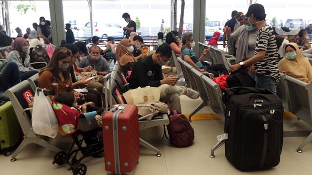 FOTO: Larangan Mudik Berakhir, Stasiun Pasar Senen Kembali Ramai