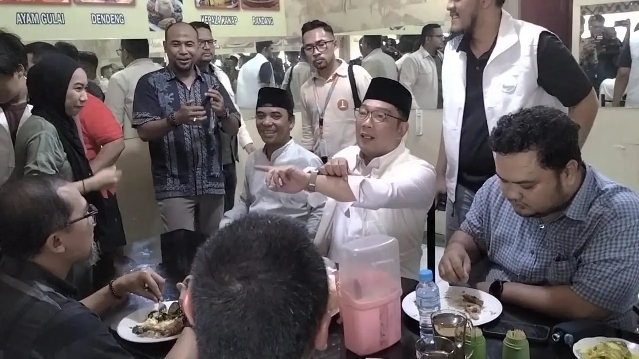 Bakal calon gubernur Jakarta nomor urut 1, Ridwan Kamil (RK) saat menghadiri kegiatan yang digelar oleh para relawannya di Jatinegara, Jakarta Timur, Jumat (18/10/2024).