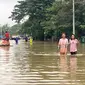 Banjir yang dipicu oleh curah hujan lebat pada Oktober melanda sebagian wilayah Myanmar selatan pada Senin (9/10), menggenangi jalan dan ladang serta membuat penduduk mengungsi ke tempat yang lebih tinggi. (AP Photo/Thein Zaw)