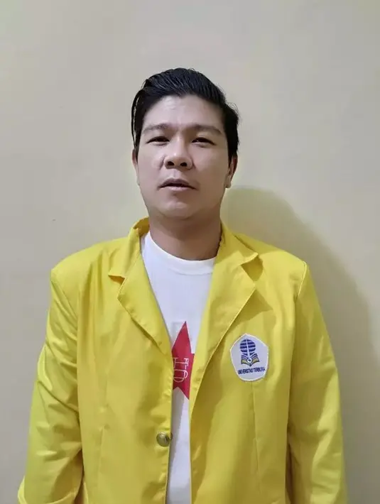Andika terlihat begitu bangga dengan jas almamater barunya, yakni Universitas Terbuka Lampung.(instagram.com/babang_andikamahesa)