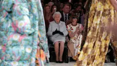 Ratu Elizabeth II duduk di sebelah Ratu Fashion, Anna Wintour menyaksikan pagelaran London Fashion Week 2018, Selasa (20/2). Ratu Elizabeth tampil stylish mengenakan setelan jaket dan rok biru muda keluaran Angela Kelly. (Yui Mok/Pool photo via AP)