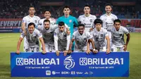 Tim starting XI Borneo FC berfoto sebelum menghadapi Persija Jakarta pada laga pekan ke-7 BRI Liga 1 2023/2024 di Stadion Patriot Candrabhaga, Bekasi, Rabu (9/8/2023). (Bola.com/Bagaskara Lazuardi)