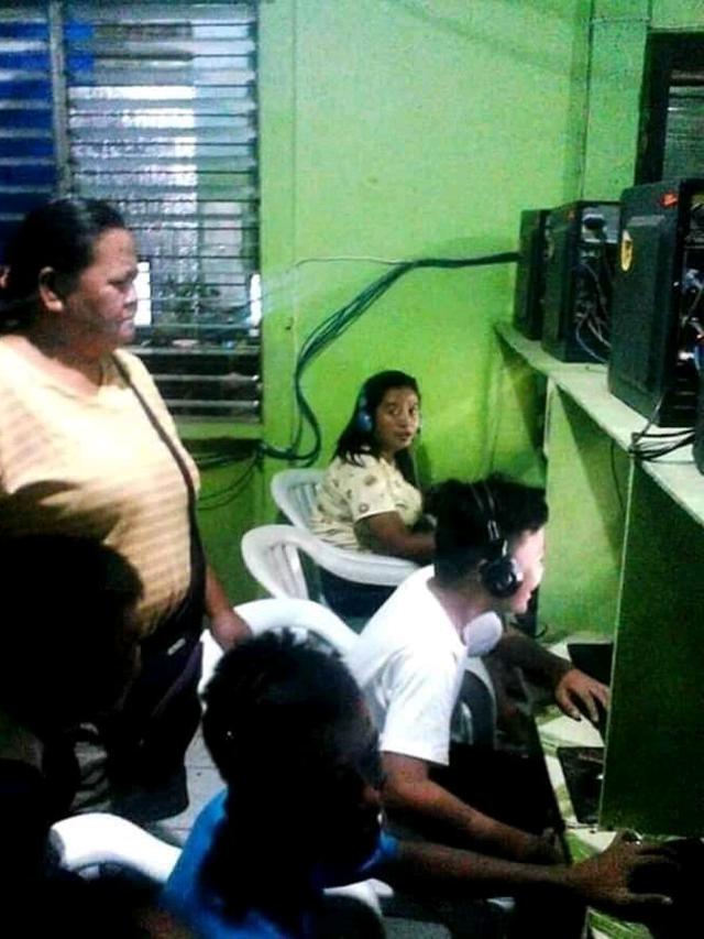 potret absurd di warnet