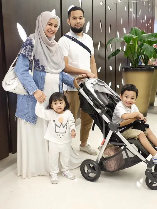 Sebelumnya, pasangan ini telah dikaruniai dua orang anak. Anak pertama bernama Teuku Adam Alfatih. Sedangkan kedua putri, Cut Hawwa Medina Alfatih. Ketiganya memadukan nama Islami dengan gelar bangsawan Aceh seperti ayah mereka. (instagram/shireensungkar)