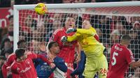 Kiper Nottingham Forest, Matz Sels, melompat untuk mengamankan bola pada pertandingan Liga Inggris melawan Arsenal di City Ground, Nottingham, Sabtu (17/1/2026). (AP Photo/Dave Shopland)