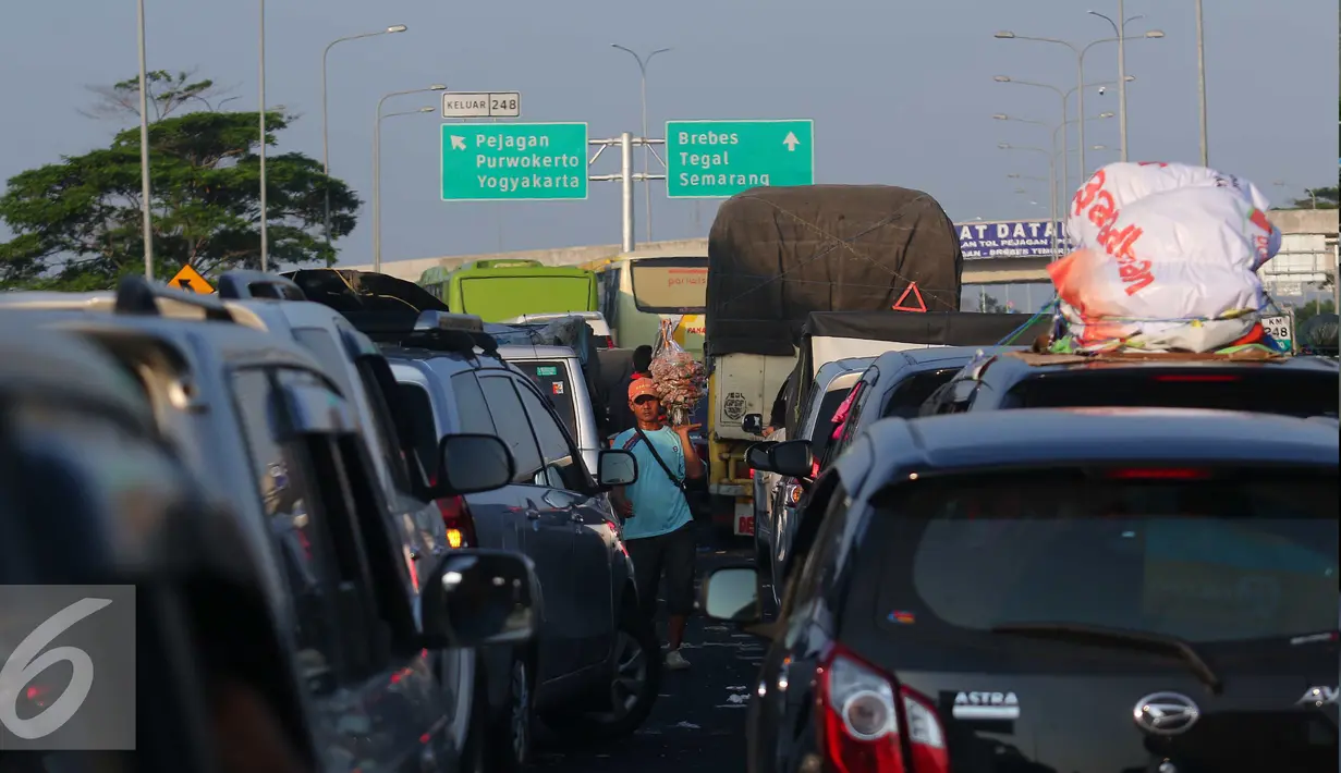 Sejumlah kendaraan terjebak macet di Tol Pejagan, Jawa Tengah, Senin (4/7). Macet parah tersebut dikarenakan tutupnya pintu keluar Tol Pejagan. (Liputan6.com/Angga Yuniar)
