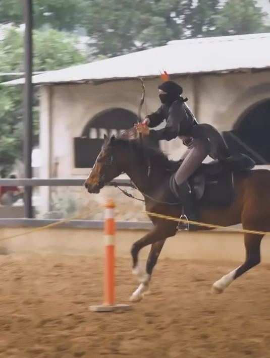 Melalui media sosialnya, Dara Arafah sering membagikan momen latihan berkuda