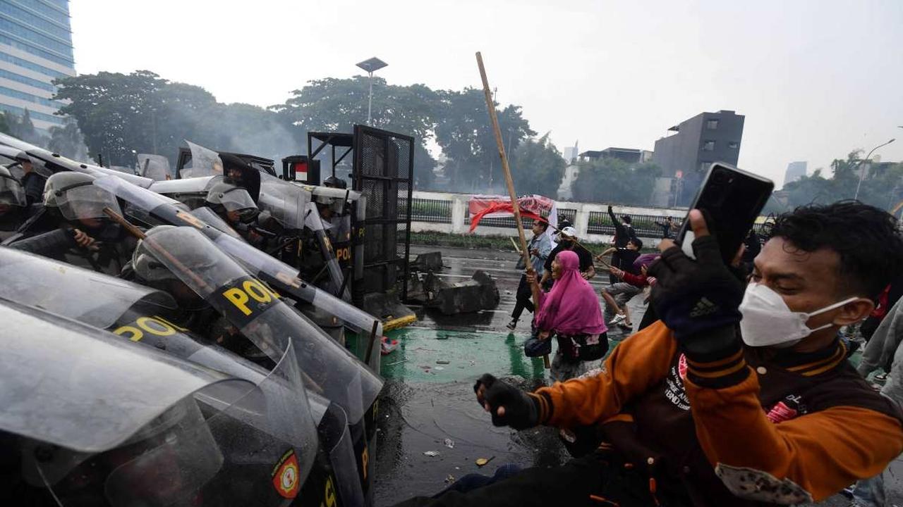 Bentrokan Panas Pengunjuk Rasa vs Polisi di DPR