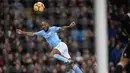 Aksi Raheem Sterling menyundul bola saat bertanding melawan Watford pada lanjutan Liga Inggris di stadion Etihad, (2/1). Adapun gol tercepat City di Liga Primer dicetak oleh Jesus Navas pada November 2013. (AFP Photo/Oli Scarff)