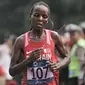 Pelari Bahrain Chelimo Rosa saat mengikuti lari maraton putri nomor 42 kilometer Asian Games 2018, Jakarta, Minggu (26/8). Chelimo Rosa berhasil merebut medali emas dengan catatan waktu 2 jam 34 menit 51 detik. (Merdeka.com/Iqbal S. Nugroho)