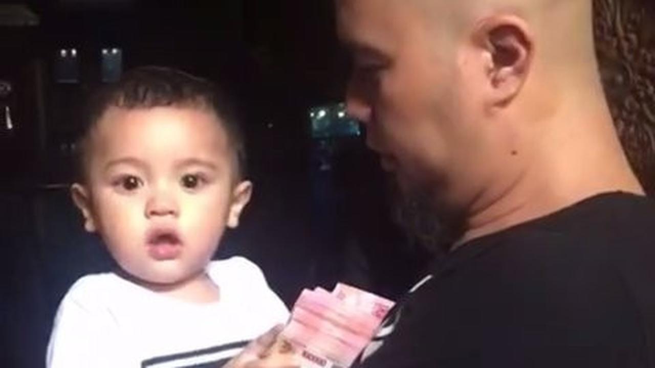 Mulan Jameela Unggah Video Kenangan Saat Muhammad Ali Masih Kecil, Nangis Digendongan Ahmad Dhani - Langsung Diam Diberi Beberapa Gepok Uang