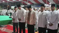 Sejumlah petinggi KMP bersiap untuk Salat Magrib di acara buka puasa bersama di kawasan Menteng, Jakarta, Sabtu (4/7/2015). Dalam acara tersebut hadir sekitar 3500 anak yatim. (Liputan6.com/Herman Zakharia)