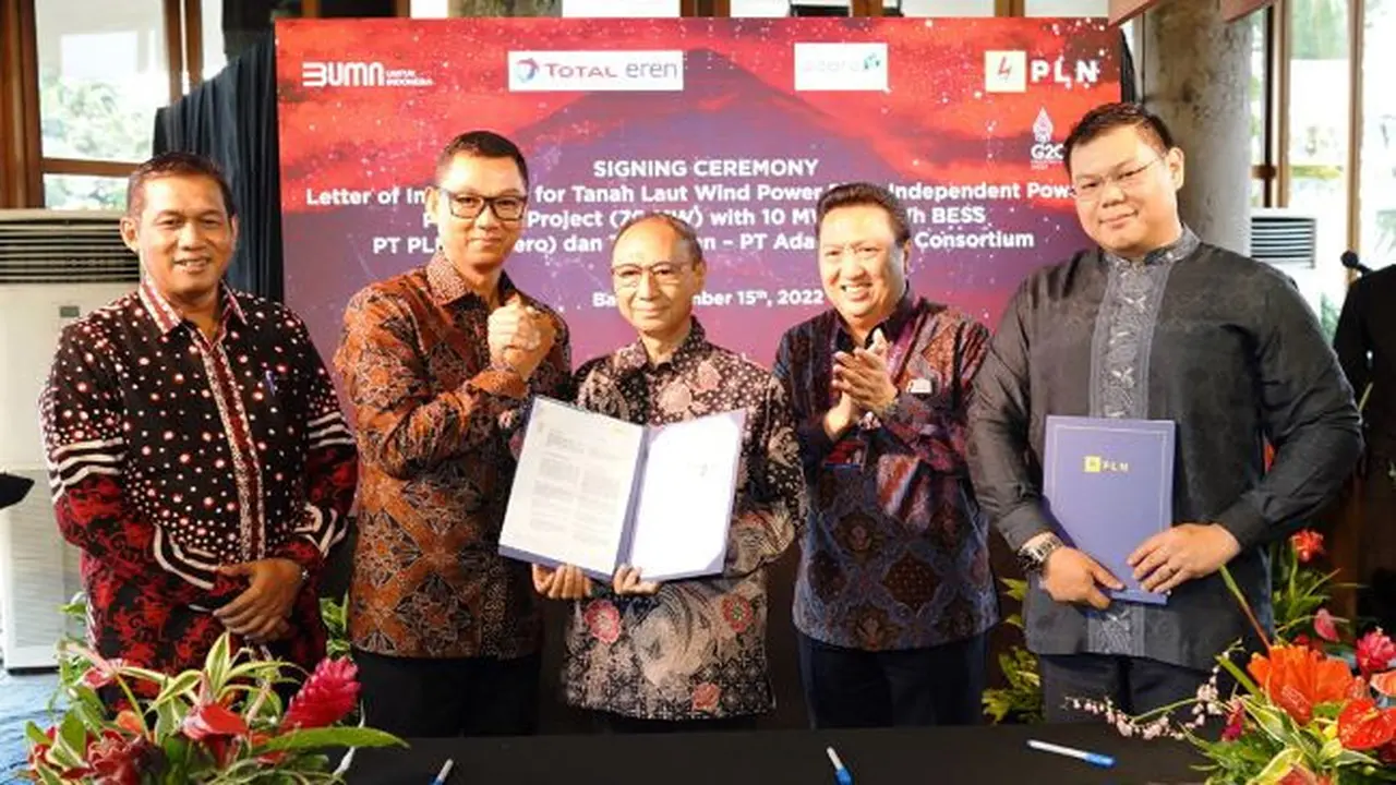 Penandatanganan Letter of Intent (Lol) pembangunan PLTB Tanah Laut, Kalimantan Selatan antara Total Eren, PT Adaro Power dan  PLN, Selasa, 11 November 2022. (Foto: Adaro)