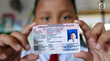 Seorang siswa menunjukkan Kartu Identitas Anak (KIA) di SD Negeri 01 Sawah Baru, Ciputat, Jumat (27/4). KIA diberikan kepada anak-anak yang berusia dibawah 17 tahun. (Merdeka.com/Arie Basuki)