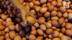 Aktivitas jual beli telur di pasar Kebayoran Lama, Jakarta, Kamis (5/7/2020).  Pemerintah lewat Kementerian Pertanian (Kementan) melarang peredaran telur ayam infertil atau telur HE (hatched eggs), tapi kenyataannya masih banyak diperjualbelikan di pasar. (Liputan6.com/Johan Tallo)