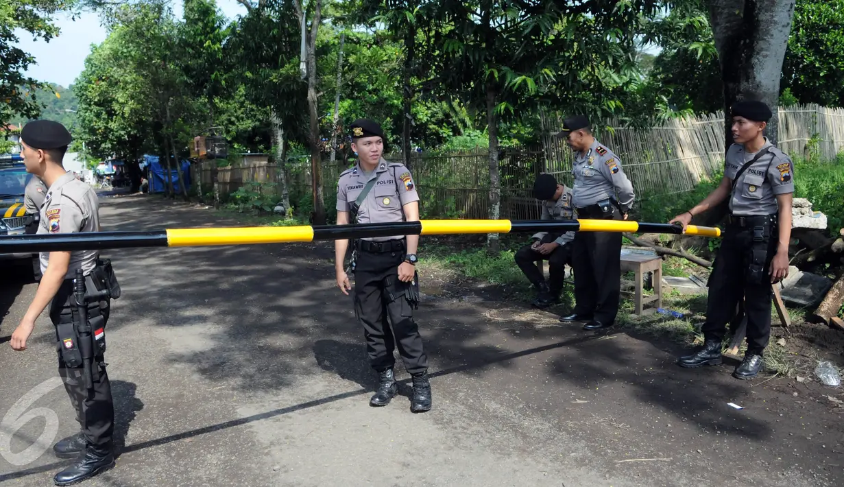Sejumlah personel kepolisian melakukan penjagaan menuju Dermaga Wijayapura, Cilacap, Jateng, Rabu (27/7). Kepolisian Daerah Jawa Tengah menyiagakan 1450 personel untuk pengamanan eksekusi mati tahap III di Lapas Nusakambangan. (Liputan6.com/Helmi Afandi)