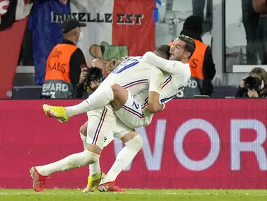 Bek Prancis, Theo Hernandez melakukan selebrasi dengan Karim Benzema setelah mencetak gol menit ke 90+1 ke gawang Belgia pada pertandingan semifinal UEFA Nations League di stadion Juventus, di Turin, Italia, Jumat (8/10/2021). Prancis menang tipis atas Belgia 3-2. (AP Photo/Luca Bruno )