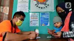 Keluarga Penerima Manfaat (KPM) menerima uang Bantuan Sosial Tunai (BST) program sembako dari Kemensos di Kelurahan Cinangka, Depok, Jumat (25/2/2022). Lebih dari 400 KK mendapat dana rapelan BST Januari-Maret sebesar Rp 600 ribu yang harus dibelanjakan sembako. (merdeka.com/Arie Basuki)