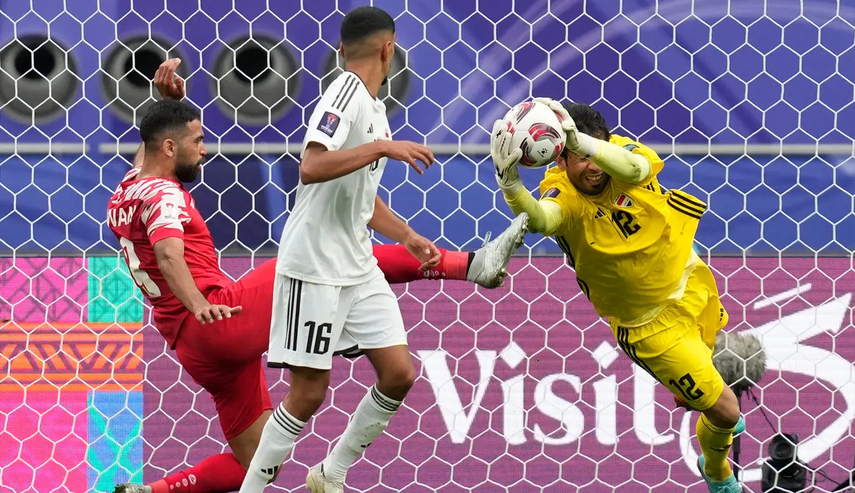 Yordania berbalik unggul dua menit kemudian. Nizar Al-Rashdan melepaskan bola sepakan jarak jauh terukur yang menghujam gawang Irak. (AP Photo/Thanassis Stavrakis)