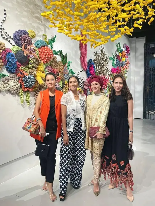 Bisa jadi inspirasi OOTD kondangan, gaya Wanda Hamidah berikut ini dengan tunik warna emas, inner warna putih, dan kain warna emas juga tak kalah menarik dipasangkan dengan hijab turban warna maroon. (Instagram/wanda_hamidah).