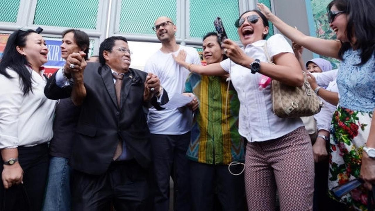 Beginilah momen pembebasan dua guru JIS di Cipinang