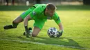 Aaron Ramsdale dibawa Southgate untuk menggantikan Nick Pope yang harus absen di Euro 2020 akibat cidera. Namun, kiper utama Timnas Inggris U-21 ini belum dipercaya untuk menjalani debutnya di Timnas Inggris senior. (Foto: AFP/Pool/Jure Makovec)