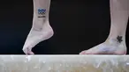 Pesenam artistik Kanada, Shallon Olsen tampil di atas balok keseimbangan selama kualifikasi senam artistik putri Olimpiade Tokyo 2020, di Tokyo pada 25 Juli 2021, di Tokyo. Berbeda dengan negara lain, di Jepang tato dianggap sebagai hal yang tabu dan memiliki kesan yang buruk. (AP/Natacha Pisarenko)
