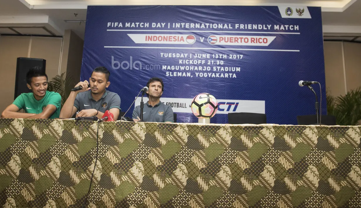 Timnas Indonesia akhirnya memulai jumpa pers lebih dahulu karena lama menunggu kedatangan Timnas Puerto Rico. (Bola.com/Vitalis Yogi Trisna)