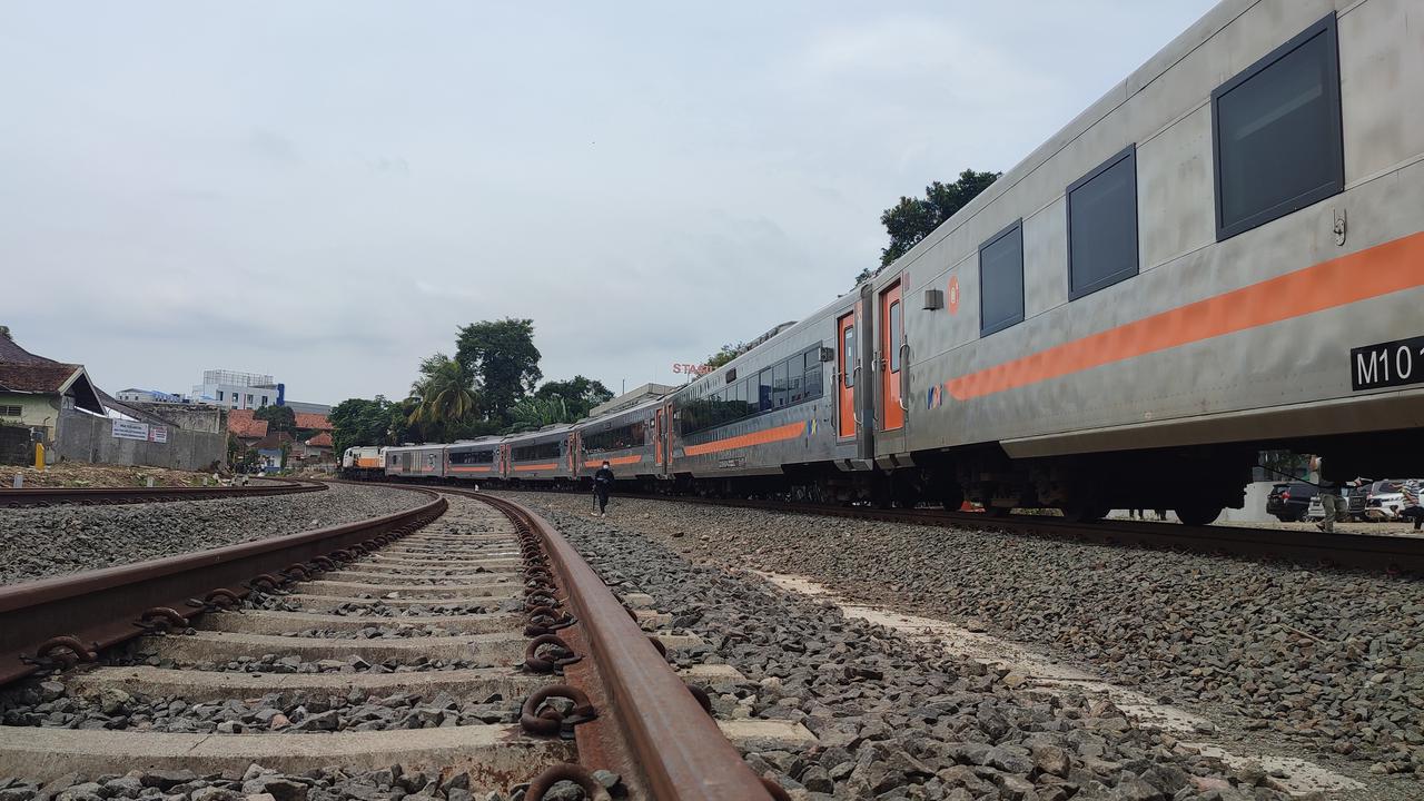 Akses Jalan Menuju Stasiun Batutulis Amblas, Naik Turun KA Pangrango Bisa di Stasiun Bogor Paledang