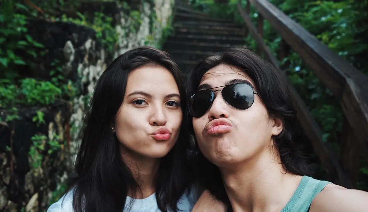 Memasuki usia hubungan ke lima tahun, keduanya tetap selalu romantis. Walaupun keduanya kerap dikabarkan putus pada tahun 2016, tapi nyatanya mereka masih awet sampai sekarang. Momen kebahagiannya pun kerap diabadikan di masing-masing akun Instagram-nya. (Liputan6.com/IG/@elelrumi)