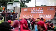 Massa yang tergabung dalam Partai Buruh berorasi saat menggelar aksi di depan Gedung DPR, Jakarta, Selasa (6/9/2022). Dalam aksi tersebut mereka menolak keputusan pemerintah menaikkan harga bahan bakar minyak (BBM) bersubsidi dan meminta pemerintah untuk meninjau ulang keputusan tersebut. (Liputan6.com/Faizal Fanani)