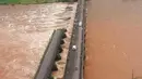 Kondisi jembatan jalan raya yang runtuh akibat derasnya aliran sungai Savitri yang sedang meluap di barat India, Rabu (3/8). Jembatan jalan raya tersebut menghubungkan kota Mumbai dengan negara bagian Goa. (AFP)
