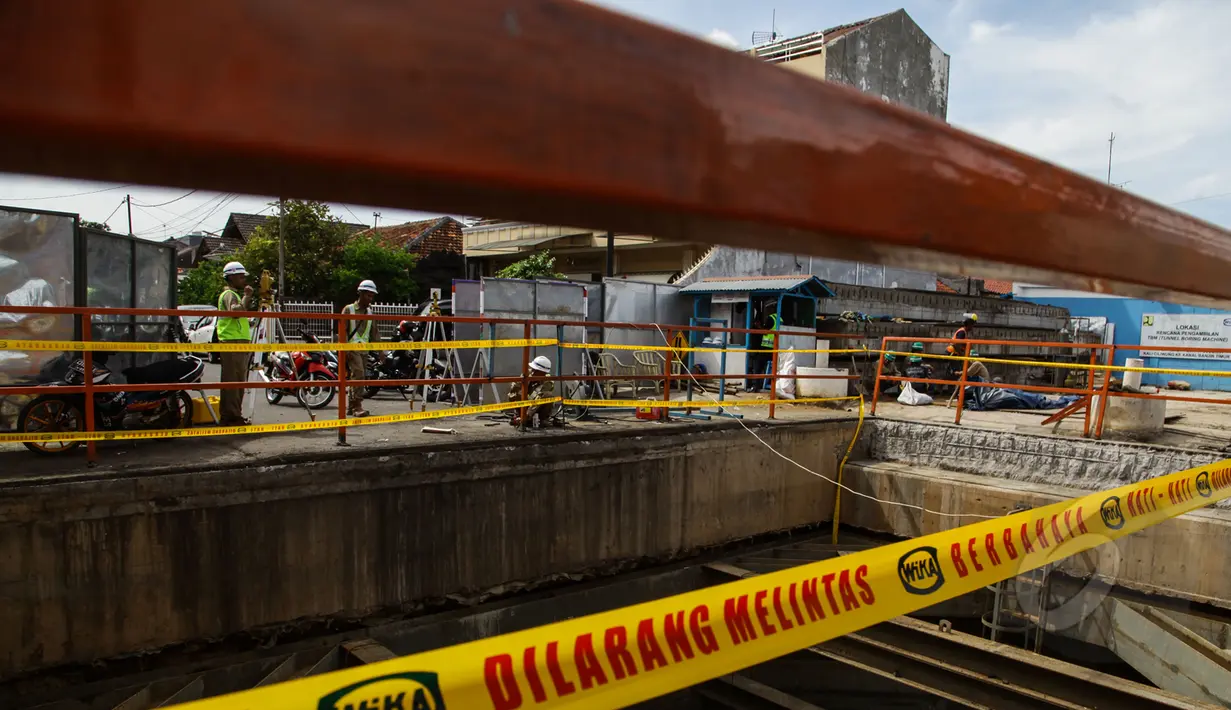 Aktivitas pekerja di proyek Sodetan Ciliwung di Kawasan Otista, Jakarta, Kamis (23/4/2015). Jalan Otto Iskandardinata 3 akan ditutup selama 70 hari karena proyek pembangunan sodetan Kali Ciliwung kembali dilanjutkan. (Liputan6.com/Faizal Fanani)