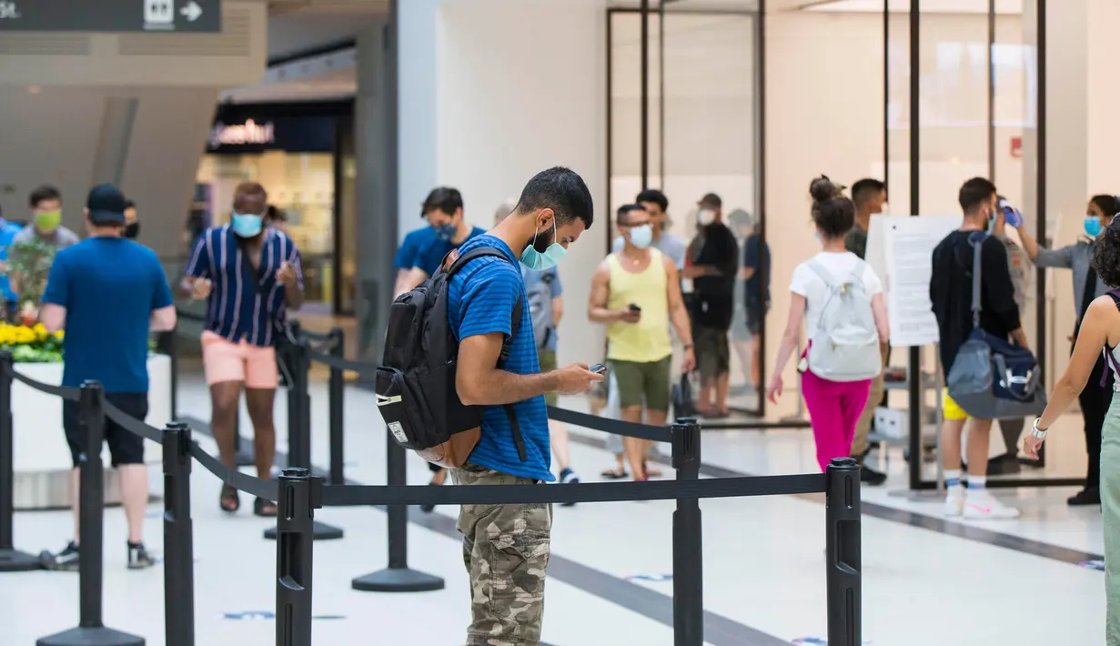 Sejumlah pelanggan yang mengenakan masker mengantre masuk ke sebuah gerai Apple di Toronto, Kanada, pada 7 Juli 2020. Penggunaan pelindung wajah di dalam ruangan dan tempat yang dapat diakses publik menjadi suatu kewajiban di Kota Toronto pada Selasa (7/7). (Xinhua/Zou Zheng)