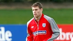 Gelandang Inggris, James Milner berlatih di London Colney, 4 September 2009 sebelum berhadapan dengan Slovenia di partai persahabatan di Wembley Stadium. AFP PHOTO/Ian Kington