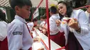 Petugas kesehatan gigi memberikan edukasi mengenai cara menyikat gigi yang benar kepada siswa dalam rangkaian Bulan Kesehatan Gigi Nasional (BKGN) 2026 di SDN Menteng 01, Jakarta, Kamis (17/9/2026). Edukasi tersebut diberikan untuk mengenalkan kebiasaan menjaga kesehatan dan kebersihan gigi serta mulut sejak usia sekolah. (KLY/Budy Santoso)