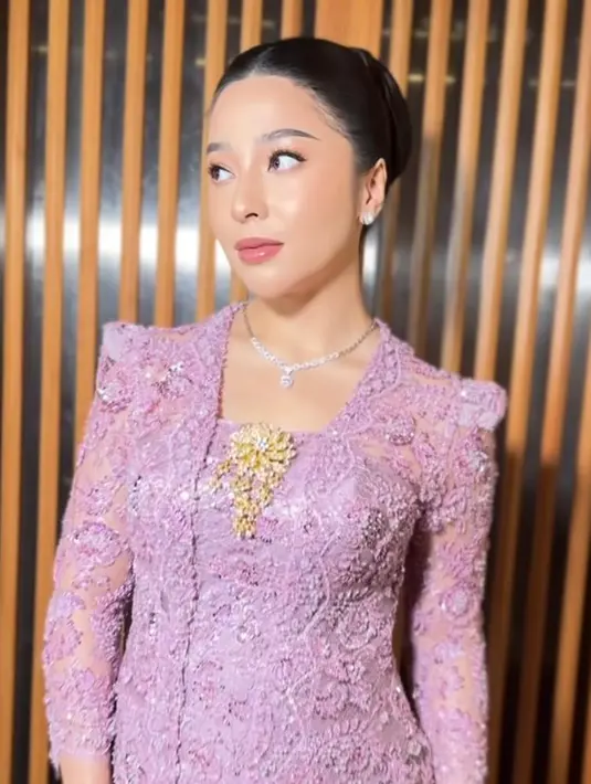 Kebaya tersebut kemudian ia padukan dengan rok batik berwarna coklat dan hitam. [@nikitawillyofficial94/@melinathemua]