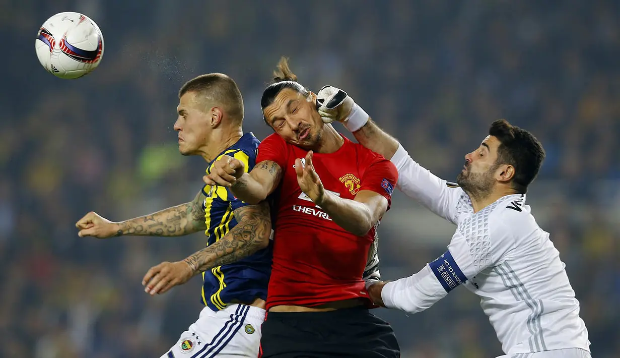 Striker Manchester United, Zlatan Ibrahimovic, duel udara dengan pemain Fenerbahce pada laga Liga Europa di Saracoglu Stadium, Turki, Kamis (3/11/2016). MU kalah 1-2 dari Fenerbahce. (Reuters/Murad Sezer)