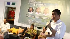 Menteri Energi dan Sumber Daya Mineral Ignasius Jonan (kanan) menyampaikan pendapatnya dalam diskusi media di Jakarta, Minggu (5/3). Diskusi tersebut bertema Visi Indonesia Sentris, Pemerataan di Papua. (Liputan6.com/Helmi Afandi)