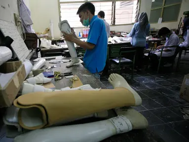 Seorang teknisi sedang mengukur proses pembuatan kaki palsu di Pusat Rehabilitasi YAKKUM yogyakarta, (18/2). Pusat Rehabilitasi YAKKUM memproduksi alat bantu berupa kaki palsu untuk penyandang difabel. (Liputan6.com/Boy Harjanto)