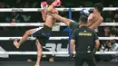 Petarung Indonesia Juang Kadja melancarkan serangan saat menghadapi KKBayan dalam laga Byon Combat Showbiz 8 di Tennis Indoor Senayan, Jakarta, Sabtu (29/8/2026). Pertarungan tersebut menjadi salah satu laga undercard yang berlangsung sengit dengan aksi saling menyerang dari kedua fighter. (KLY/Budy Santoso)