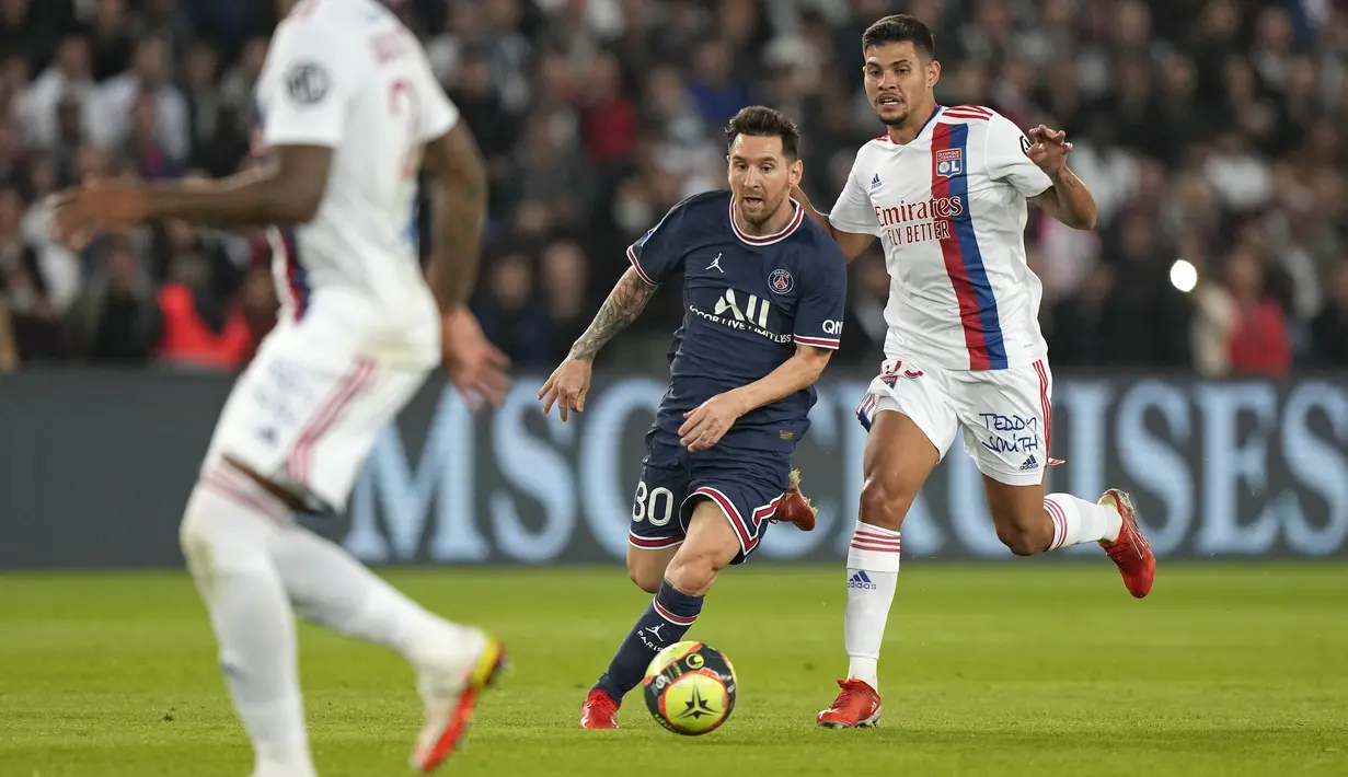 Penyerang Paris Saint-Germain (PSG), Lionel Messi berlari dengan bola saat menjamu Olympique Lyon dalam laga pekan keenam Liga Prancis di Stadion Parc des Princes, Senin (20/9/2021) dini hari WIB. PSG menang dengan skor tipis 2-1. (AP Photo/Francois Mori)
