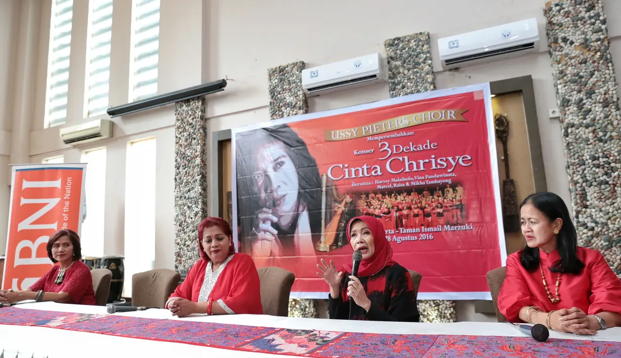 Dalam Konser 3 Dekade Cinta Chrisye ini mematok harga tiket dibagi menjadi 5 kategori. Dari 300 ribu hingga  Diamon (Rp1,5 juta). Dan juga diisi Harvey Malaiholo, Vina Panduwinata, Marcel, Raisa dan Mikha Tambayong. (Adrian Putra/Bintang.com)